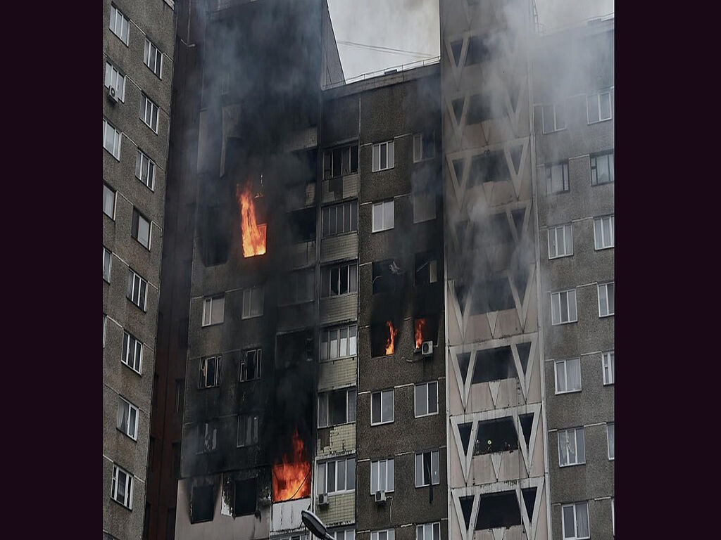 Последствия ракетной атаки. Обломки ракеты попали в дом. 