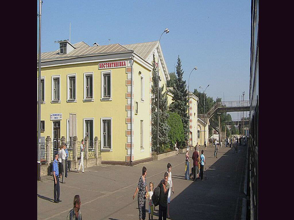 Blick auf das Gebäude aus dem Zug 