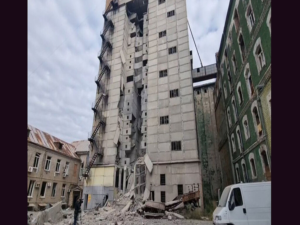 Поврежден фасад и машины находящиеся на парковке