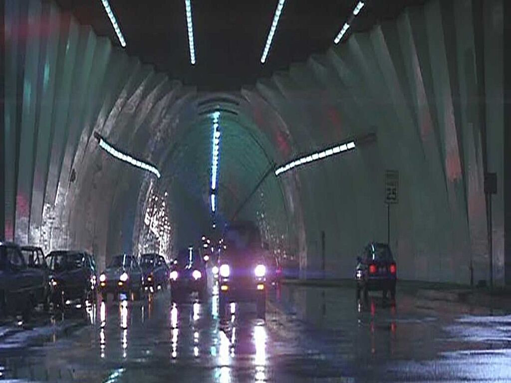 Le tunnel de la 2e rue se dirigeant vers l'ouest et tournant à gauche sur Figueroa Street. Le tunnel a été présenté dans de nombreux films, émissions de télévision et publicités.