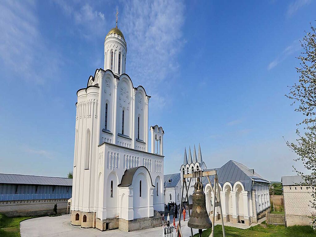 Walls of this temple are decorated with stucco figures of prophet David and various animals. Around the church were erected enclosures, a bell tower, which are surrounded by walls with towers.