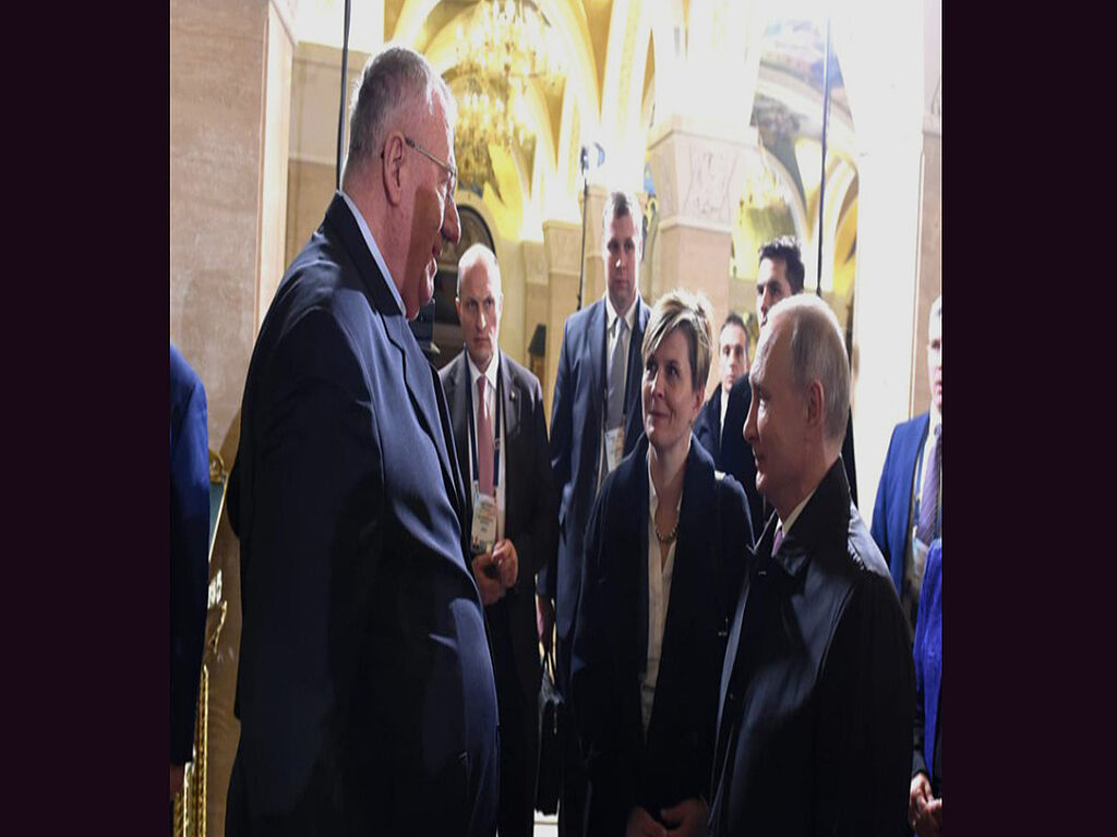 Photo with Putin. Šešelj has always favoured developing ties with Russia and has been an ally of Russia for many decades.