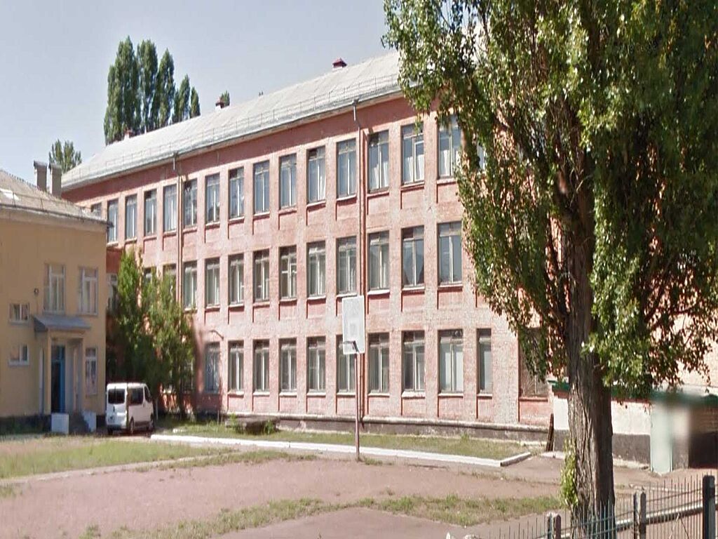 The photo shows a school on Serikov Street in Chernihiv.