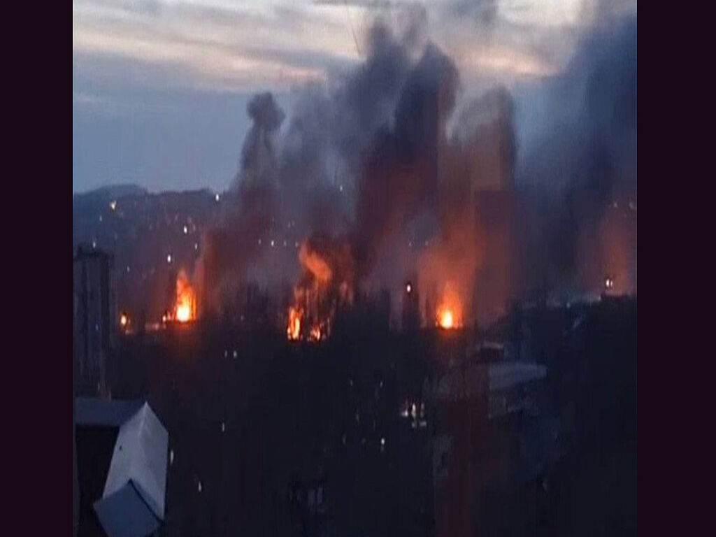 Un panorama nocturne de Donetsk sous les "libérateurs russes"