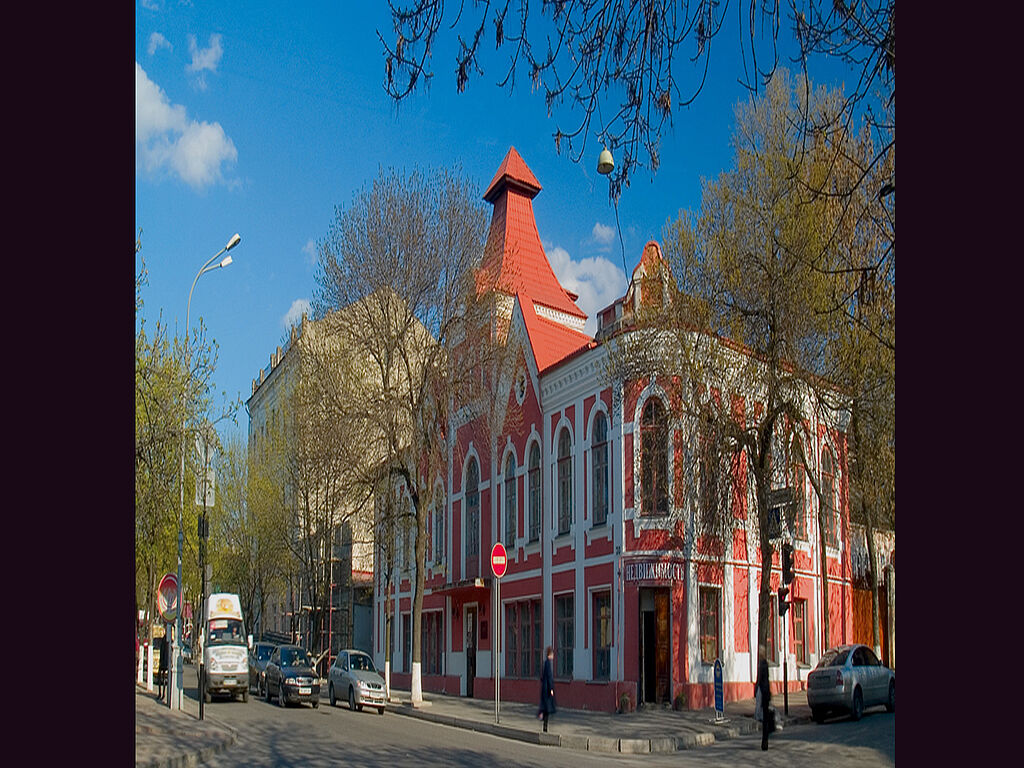 The museum presented materials related to the activities of the first mayor of Luhansk, prominent representatives of the local intelligentsia, namely doctors, teachers and philanthropists. The library was a particularly valuable asset, with more than 12,000 volumes. At present, the museum's collection comprises more than 50,000 items. 