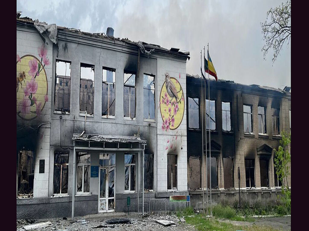 L'école a brûlé après le bombardement