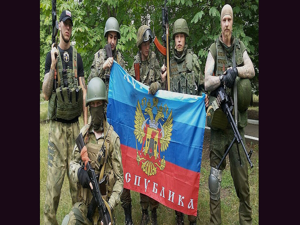 З прапором невизнаної Луганської республіки 