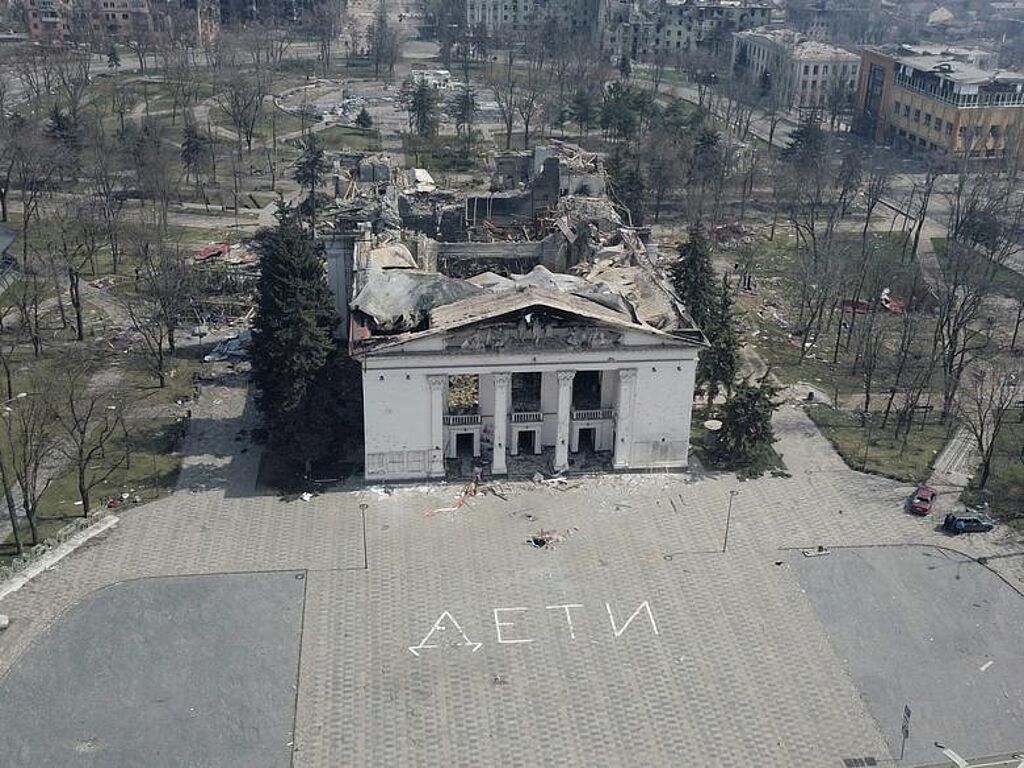 L'inscription "CHILDREN" n'a pas empêché les pilotes russes de larguer leurs bombes. Vue du bâtiment du théâtre détruit dans la ville de Marioupol, Ukraine, 10 avril 2022