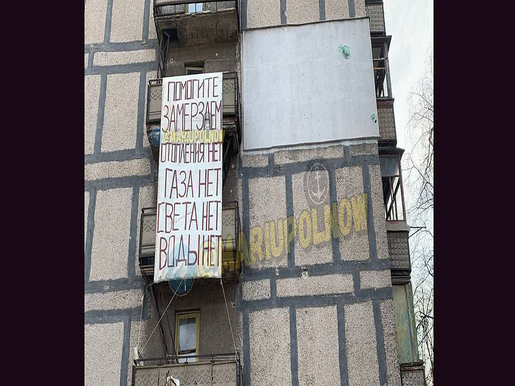 Une inscription sur le balcon : "Au secours, nous sommes gelés. Pas de chauffage, gaz, électricité, eau"