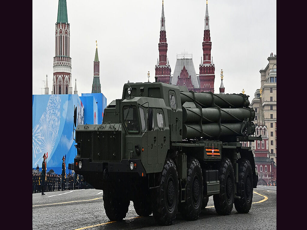 "Le Tornado-S (index S pour Smerch) est un système russe de roquettes à lancement multiple de 300 mm conçu comme une version légère et polyvalente du système Smerch. Les roquettes non guidées de calibre 300 mm ont une portée maximale de 120 km