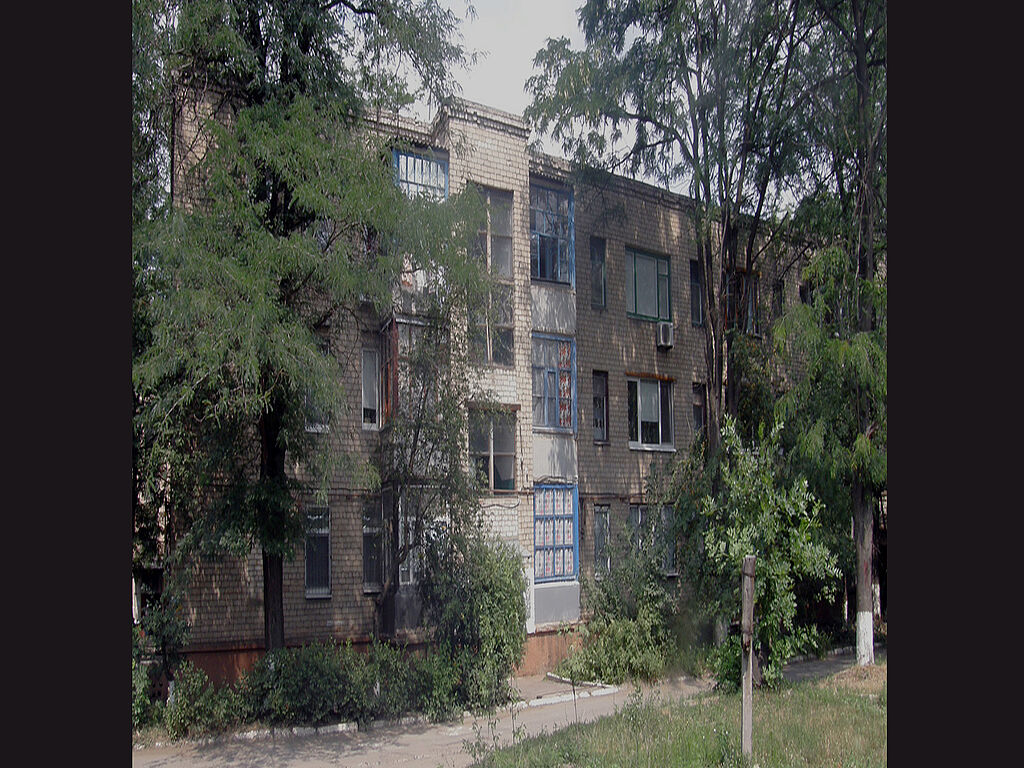 Ein Wohnhaus im zentralen Bezirk der Stadt