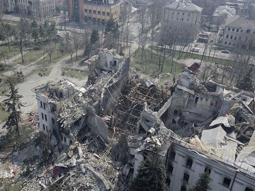 Vue du bâtiment du théâtre détruit à la suite du bombardement d'avions russes dans la ville de Marioupol, Ukraine, le 10 avril 2022.