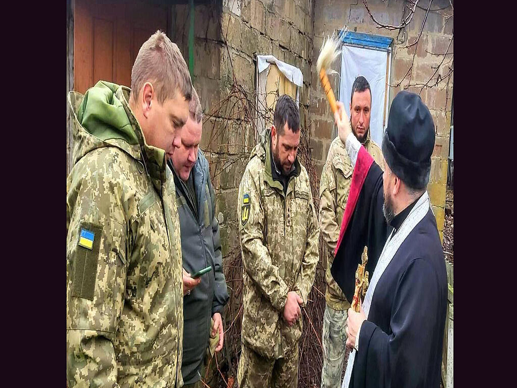 Eugene blesses the Ukrainian soldiers 