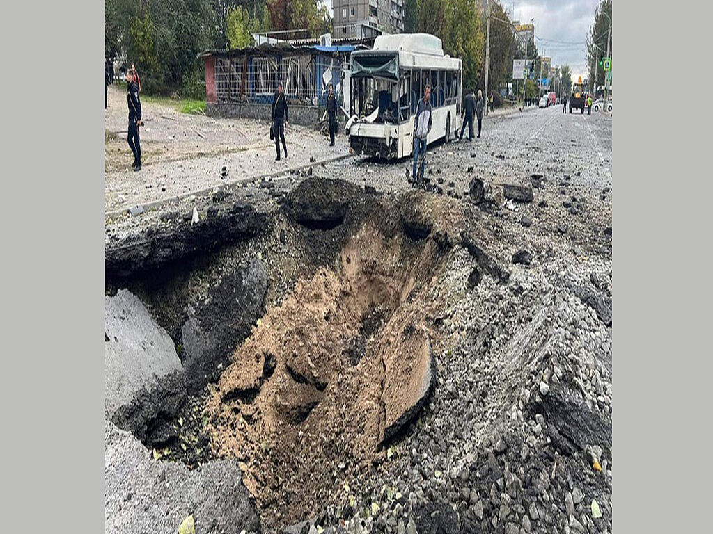 Raketenkrater, Menschen im Bus