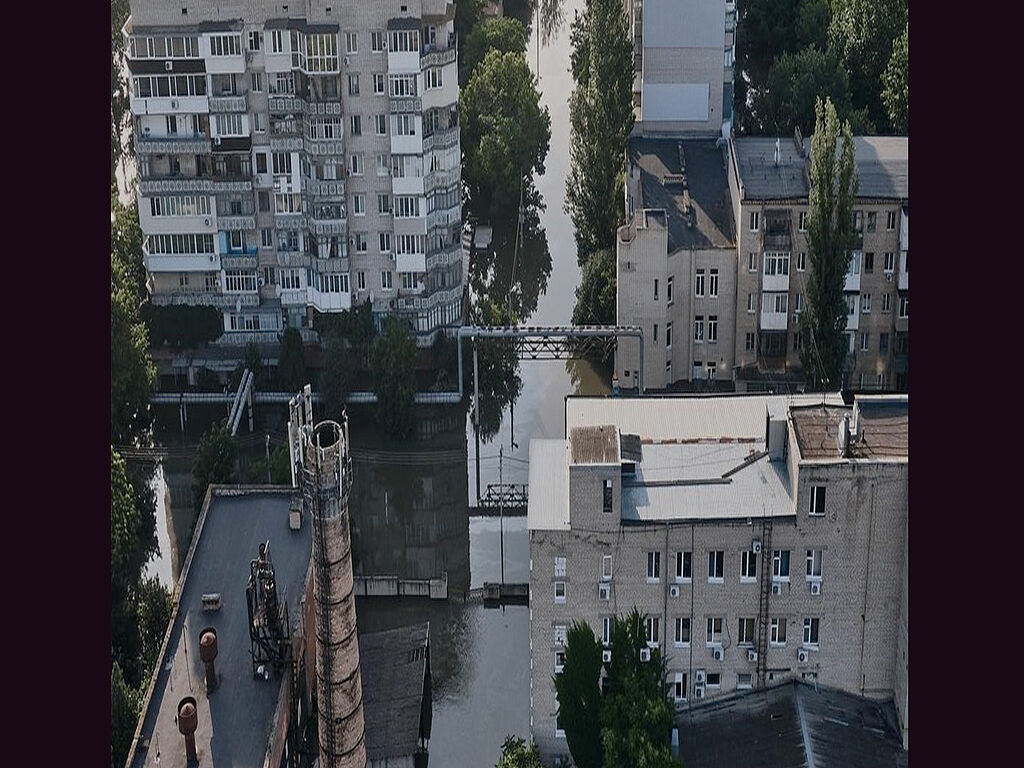 Le niveau d'inondation des zones résidentielles sur la photo