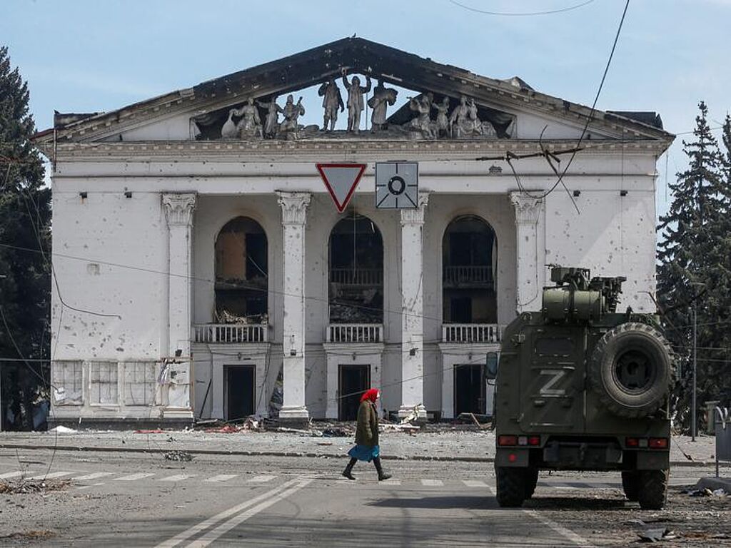 Vue du bâtiment du théâtre détruit à la suite du bombardement d'avions russes dans la ville de Marioupol, Ukraine, le 10 avril 2022.