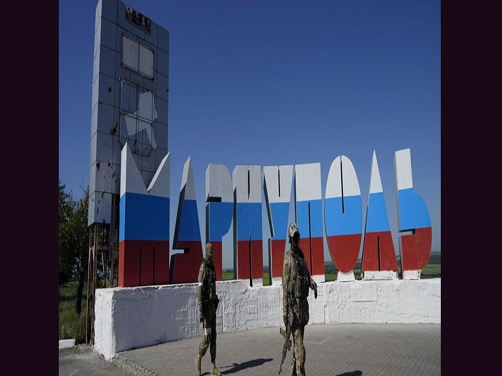 La ville de Mariupol, où les Russes ont tué des dizaines de milliers d'Ukrainiens, possède désormais cette stèle à son entrée. Le drapeau russe est un symbole de mort et de destruction. 