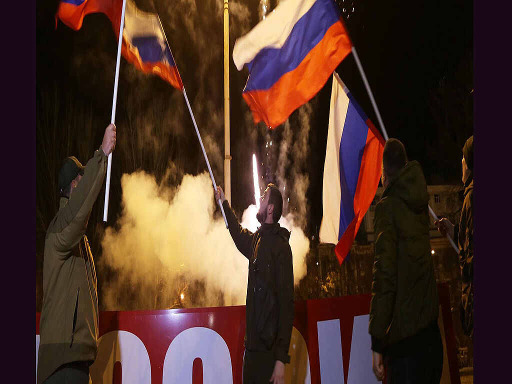 Après 8 ans d'attente de l'adhésion à la Russie, seules 10 personnes se sont rassemblées sur la place centrale de Donetsk