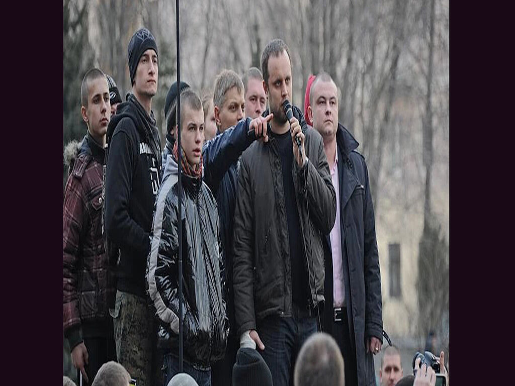 Bei einer Demonstration in Donezk. Der Beginn der russischen Besatzung