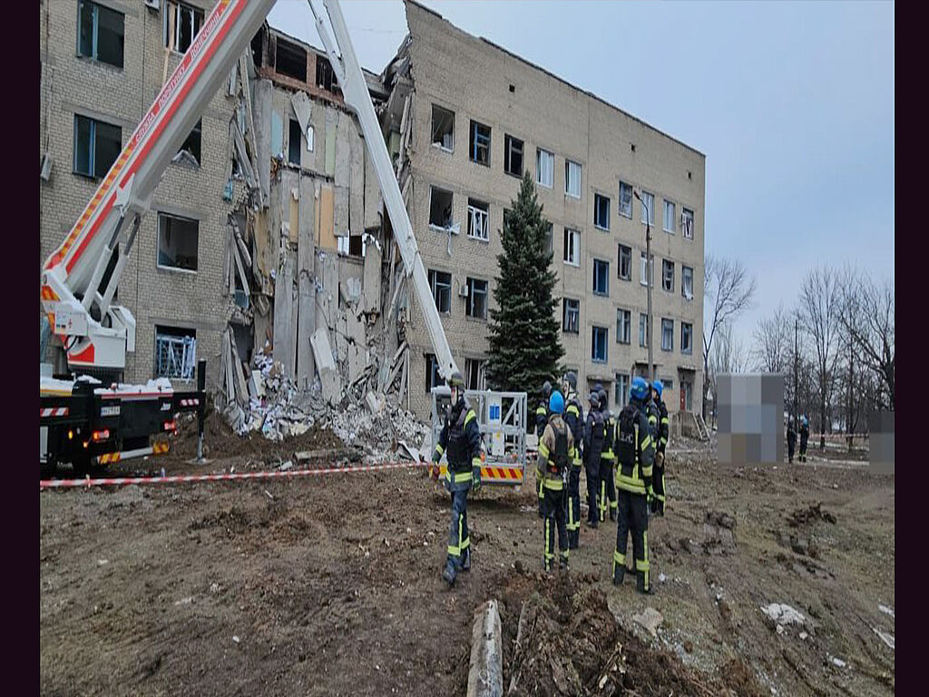 Рятувальники розбирають завали