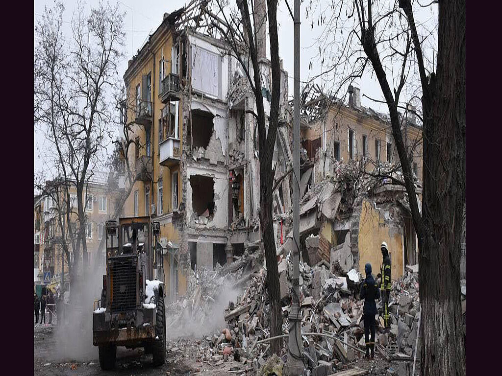Das Foto wurde am Morgen, nach dem nächtlichen Raketenangriff, aufgenommen