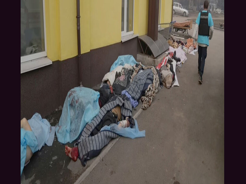 Bodies of Mariupol residents killed by Russian shelling