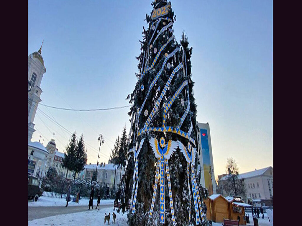 В этом году более привычная елка