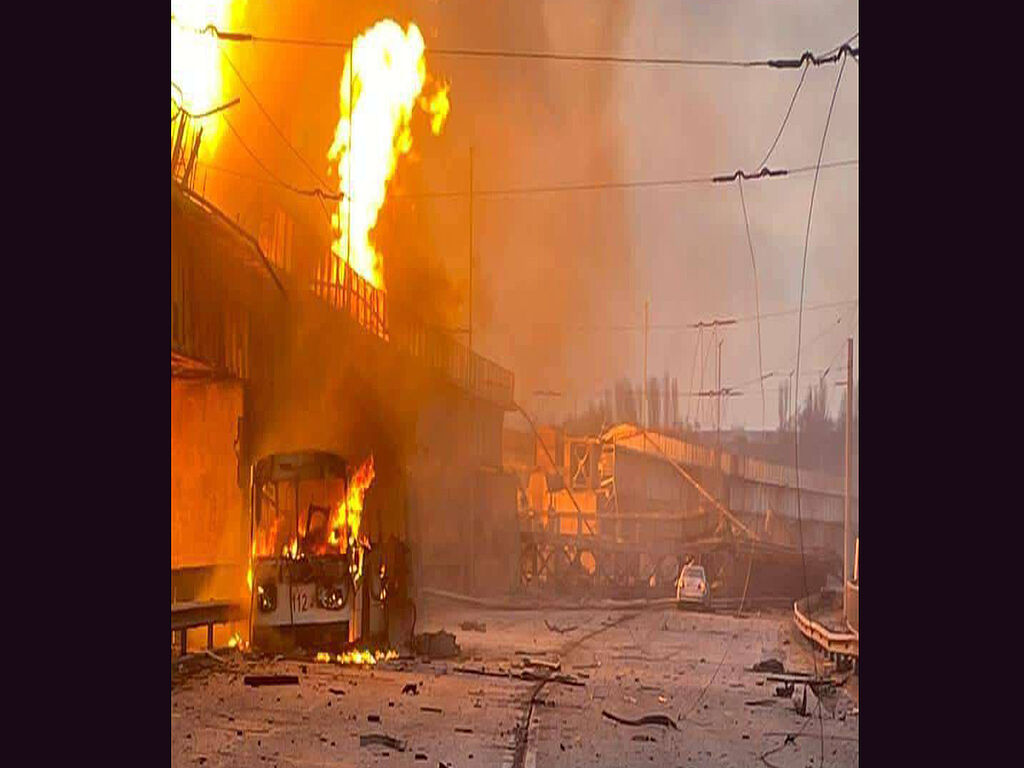 Un trolleybus en feu, le conducteur a été tué