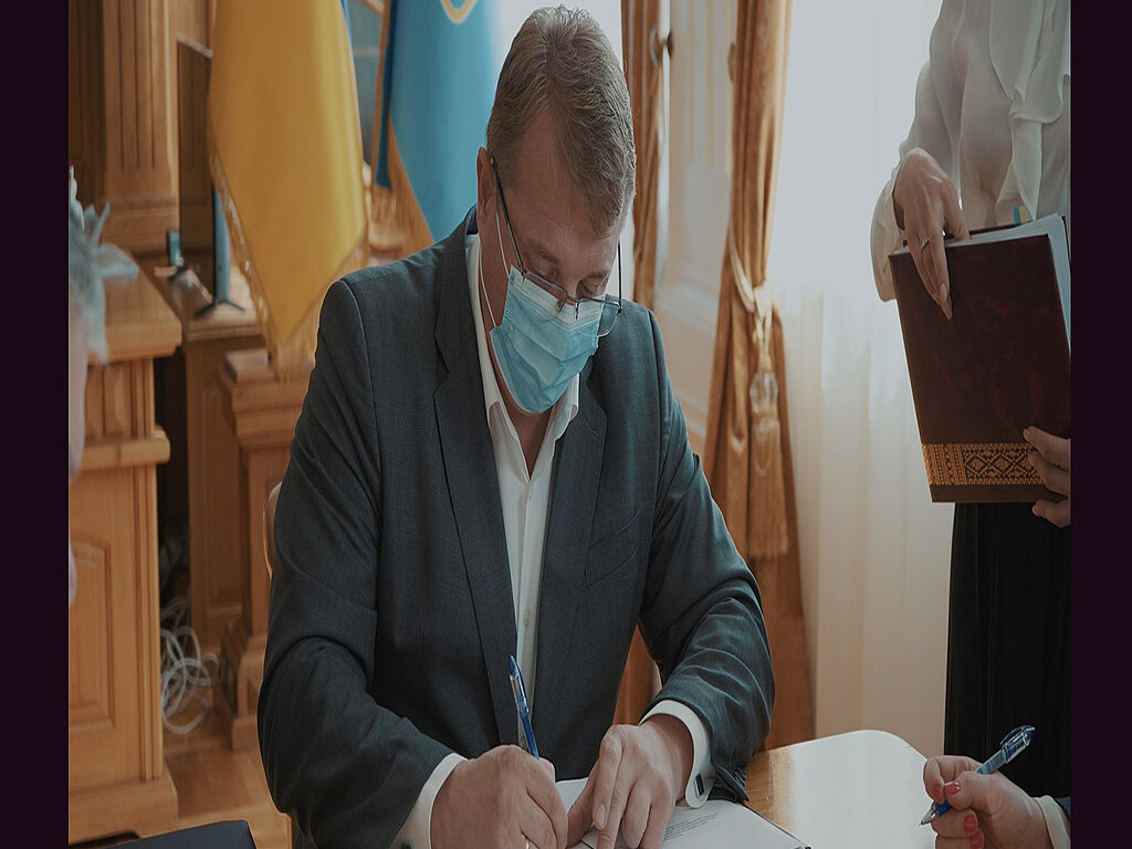 Roman Hryshchenko signe des documents