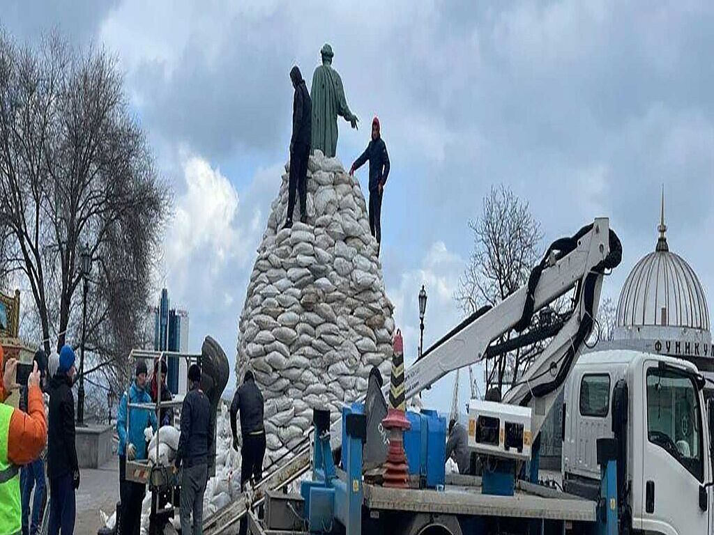 В Одессе спасают памятник Дюку от бомбардировок