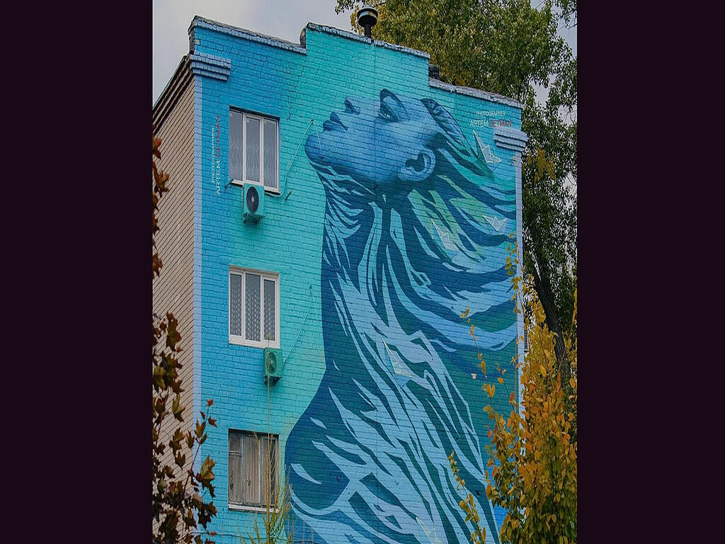 La peinture murale "La rivière de la vie" sur un immeuble résidentiel