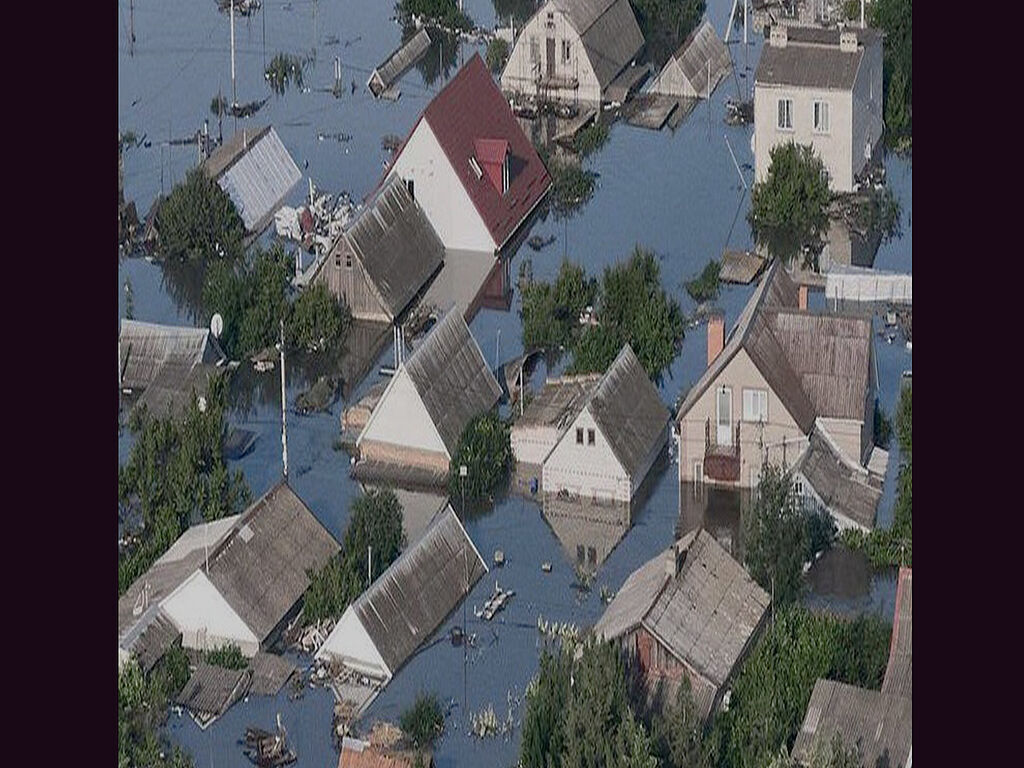 Рівень затоплення, видно самі лише дахи будинків