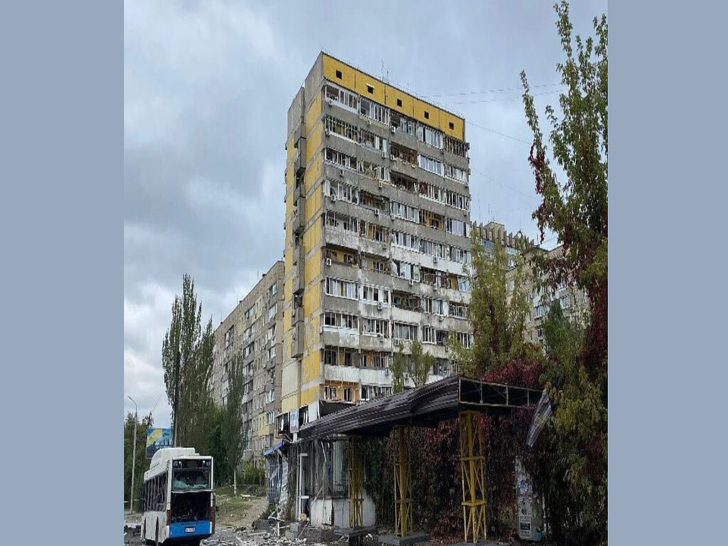 Schäden an einem Haus durch einen Raketentreffer