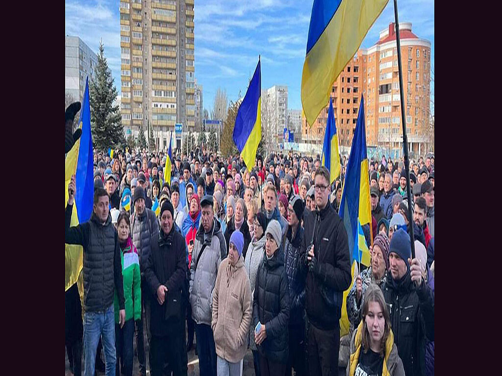 Residents of Ukrainian cities come out against the Russian occupation