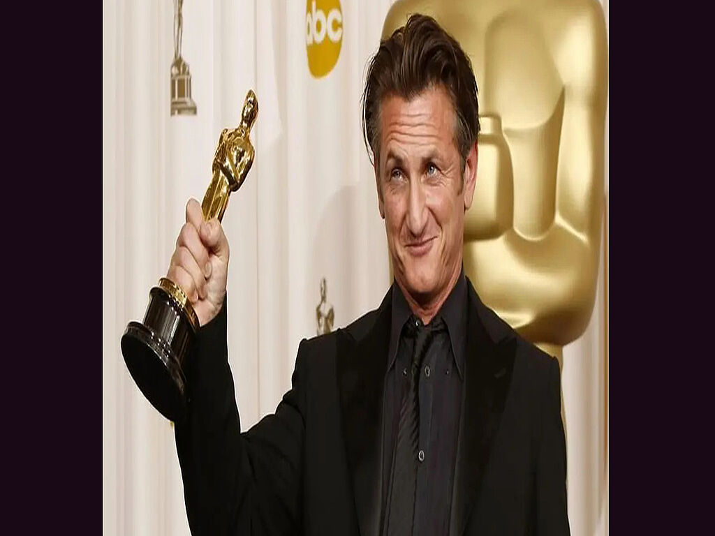 Schauspieler Sean Penn mit einem Oscar