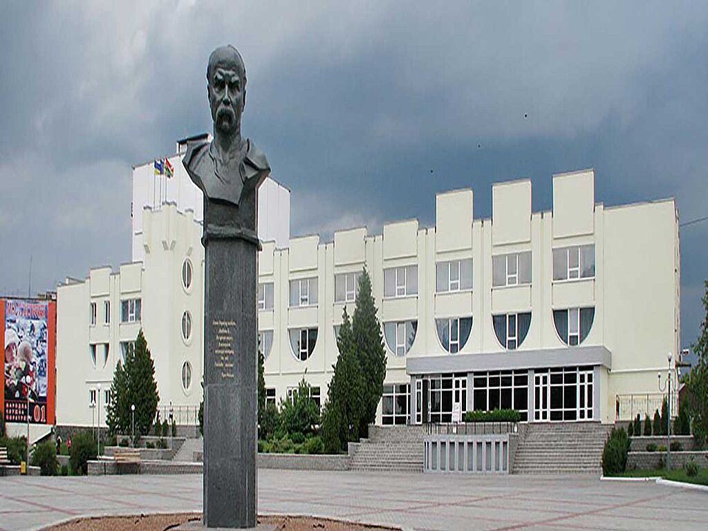 Monument to Taras Shevchenko in the centre of Borodyanka before the war