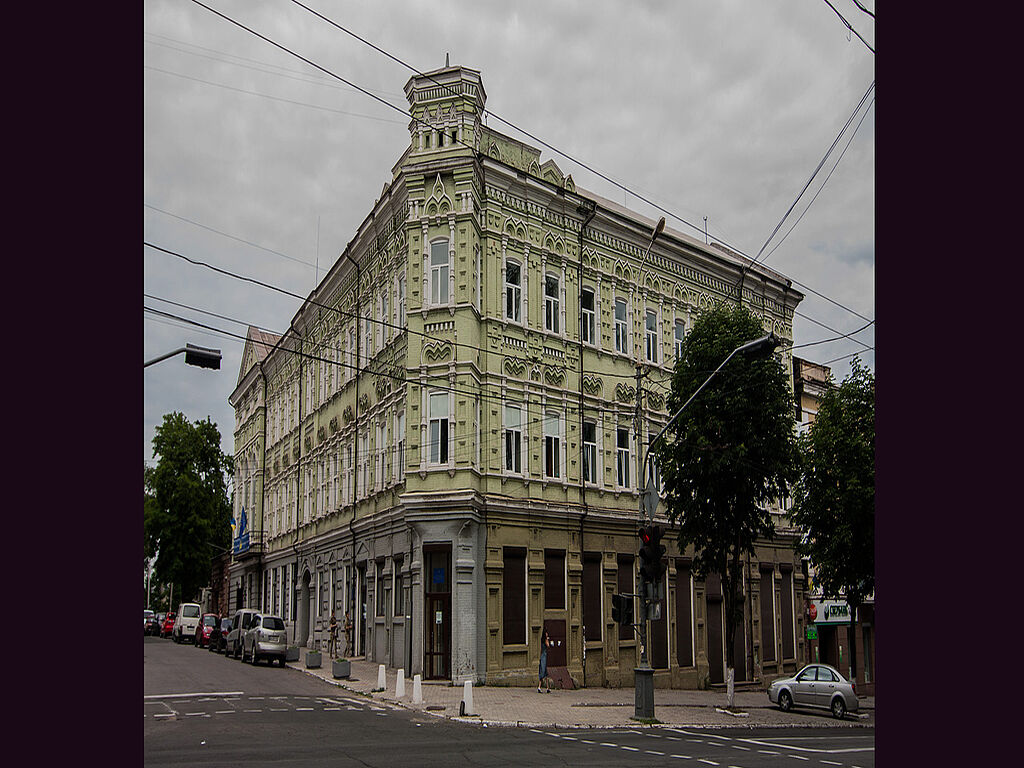 Palais de la culture "Molodezhny" - centre des mouvements de jeunesse et du développement de la créativité. En 2019, il a ouvert un centre d'art contemporain sous le nom historique de "Continental Hotel" : une plateforme multidisciplinaire pour la promotion de la culture ukrainienne en Ukraine et à l'étranger. La vie culturelle y était très animée : de nombreux concerts et spectacles, festivals, expositions d'art, soirées de stand-up, conférences et masterclasses, ainsi que des résidences créatives y étaient organisés. 