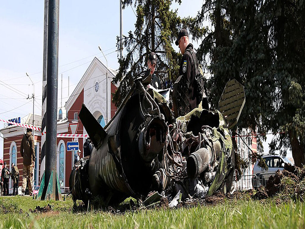 Motor der Tochka-U-Rakete. Die Inschrift "für Kinder", die von russischen Truppen hinterlassen wurde (was so viel bedeutet wie "Tötung von Kindern im Donbas" durch ukrainische Truppen)