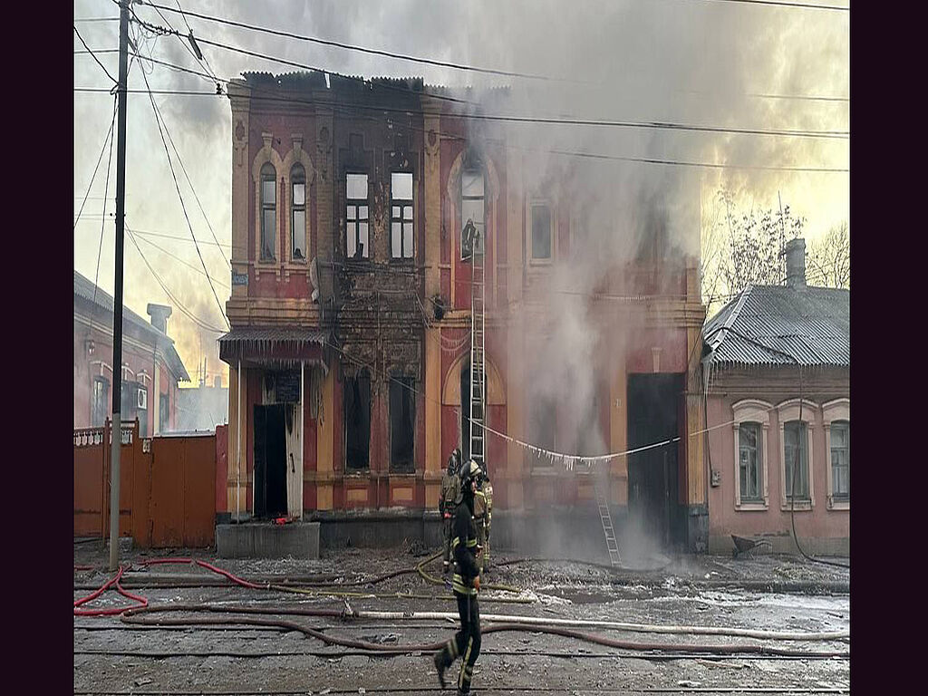 За ночь после тяжелых обстрелов, здание сгорело