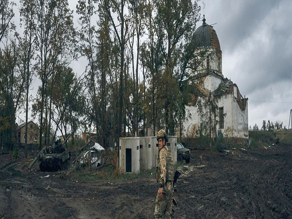 Une église abandonnée par les troupes russes. Les destructions sont visibles sur la photo