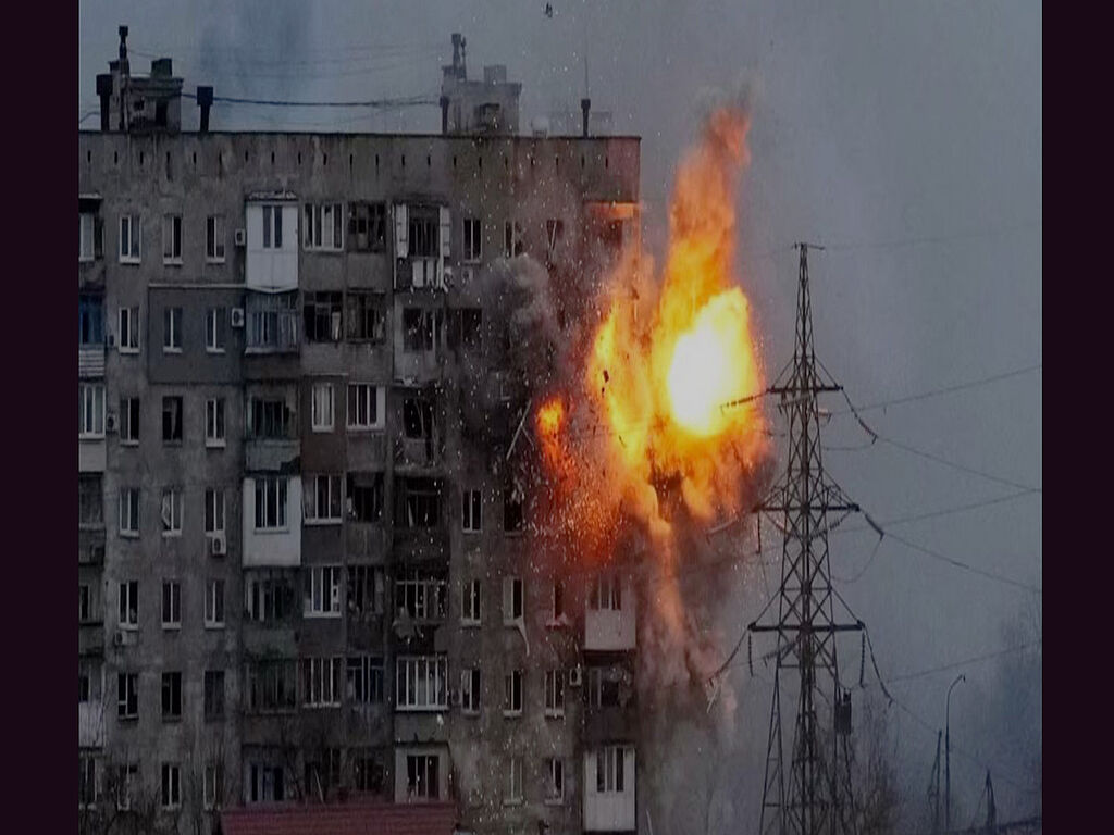 Tank shelling of a residential building in Mariupol by Russian troops