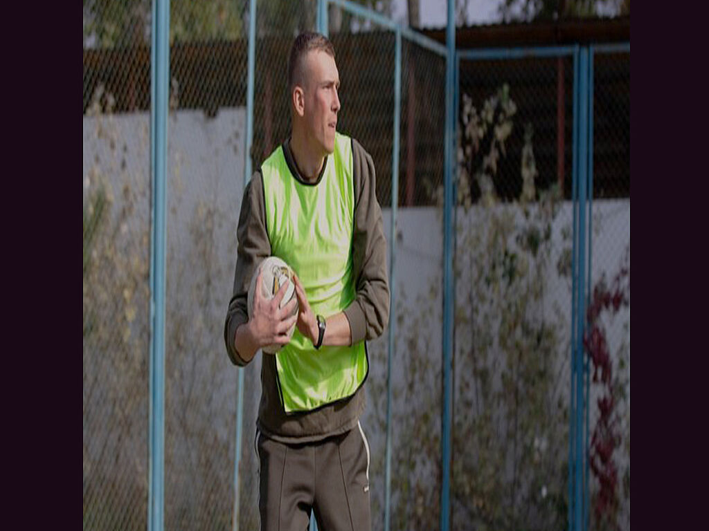 Denys engagierte sich im Sport, liebt Fußball