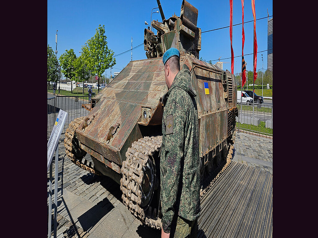 BMP mit dem lauten Namen Azovets (als Symbol für das Regiment "Azov") in Moskau. Die Verzückung der russischen Turbopatrioten ist kaum vorstellbar.