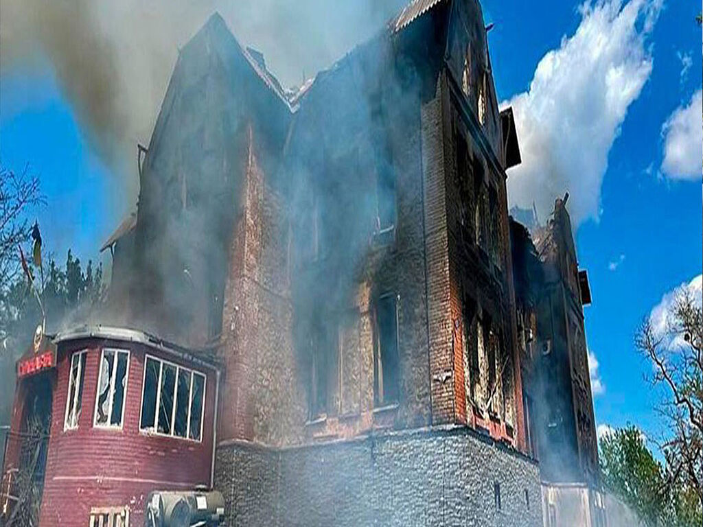 Gymnase incendié après un bombardement russe