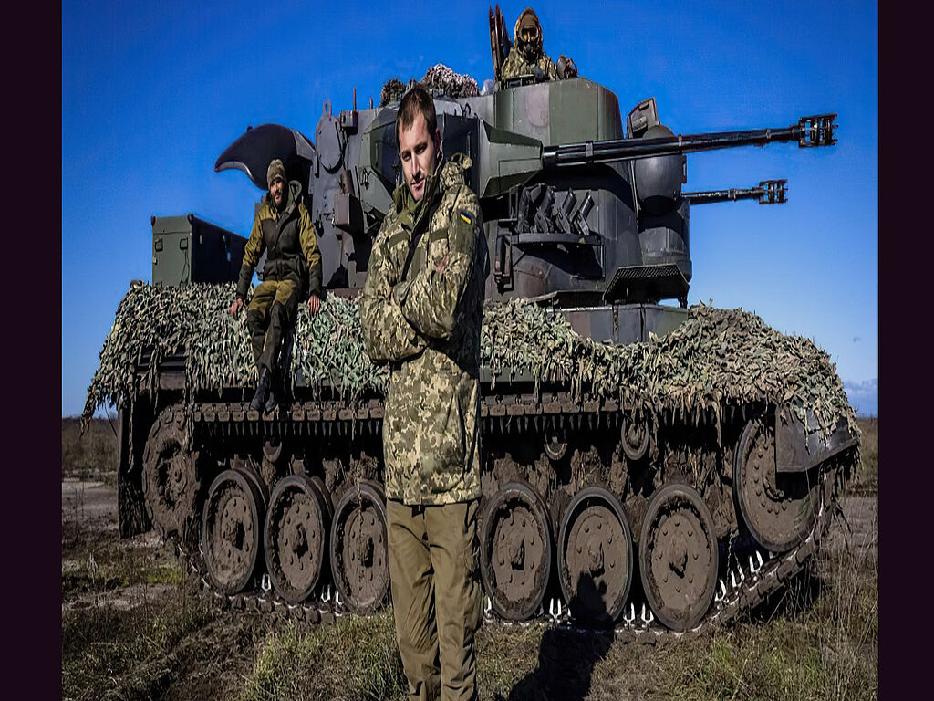 Ukrainian soldiers near the Gepard launcher