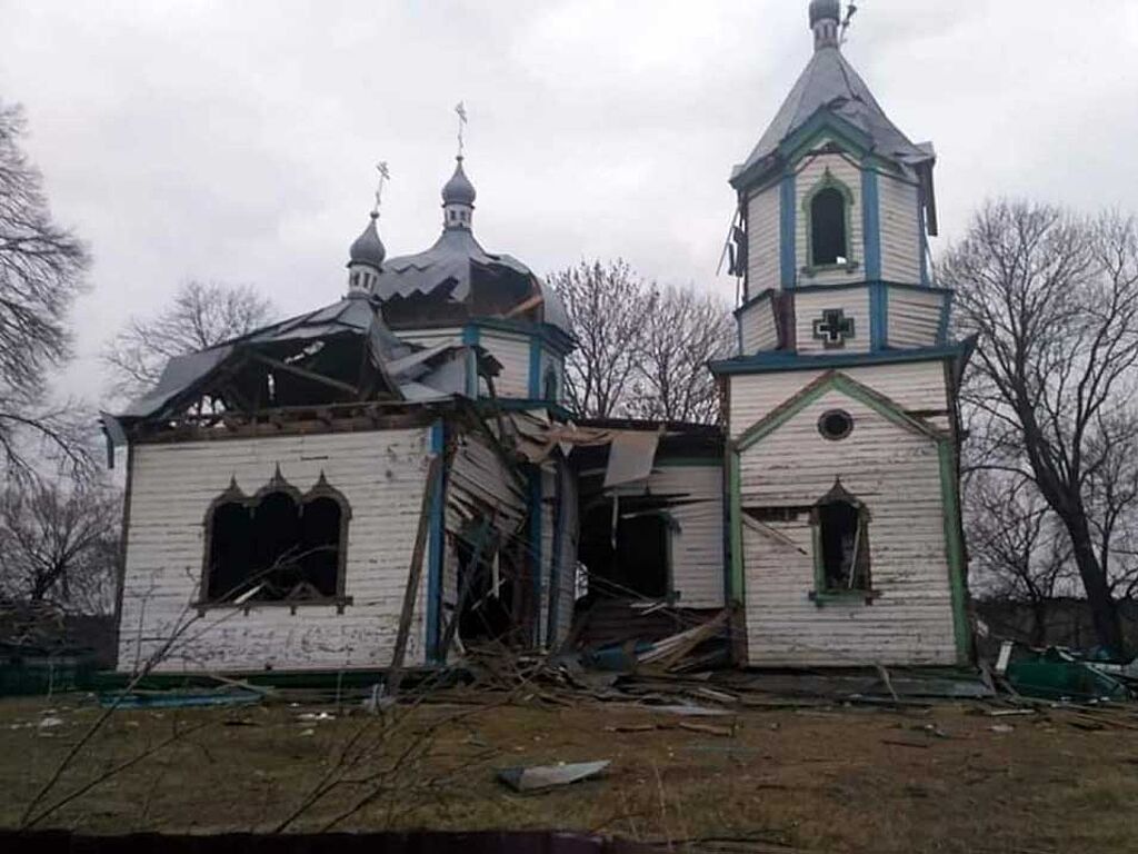 Les chars russes détruisent l'église de 1862 dans le village de Vyazovka