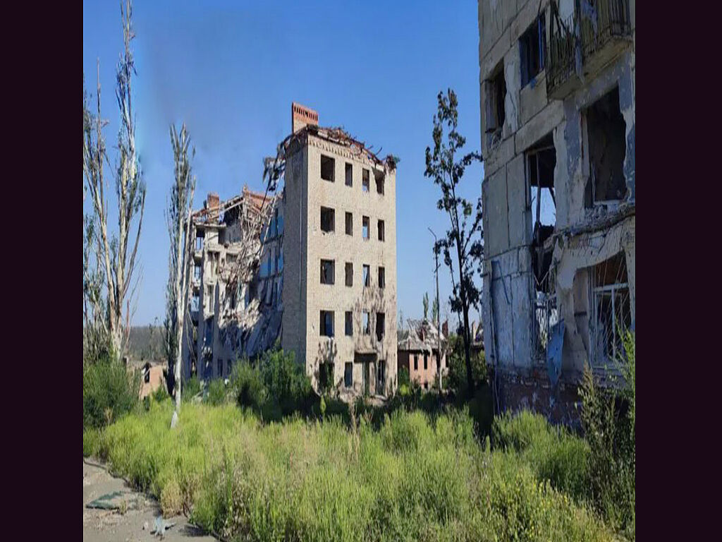 Opposite the Transparent Social Office on Pobeda Street, 45, there is a dormitory. It also managed to be renovated in 2018, for more than a million hryvnias in the building they renewed the roof and eliminated the perennial problem of constant moisture. Now the occupiers have destroyed the hostel by constant shelling.