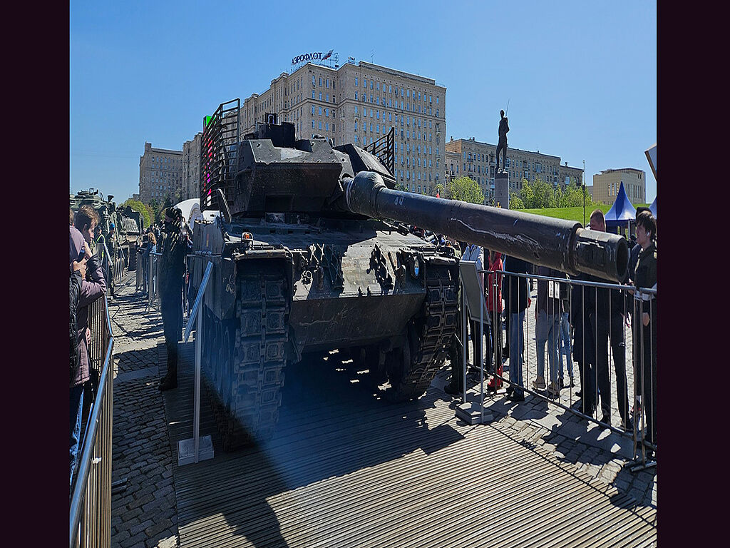 Ein getroffener Leopard in Moskau. Nach Ansicht der russischen Patrioten hat die NATO bereits verloren.