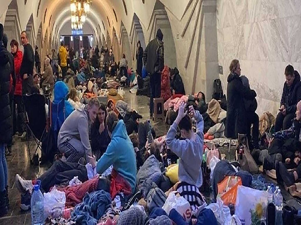 Харьковчане в метро спасаются от ракет и бомб россиян.