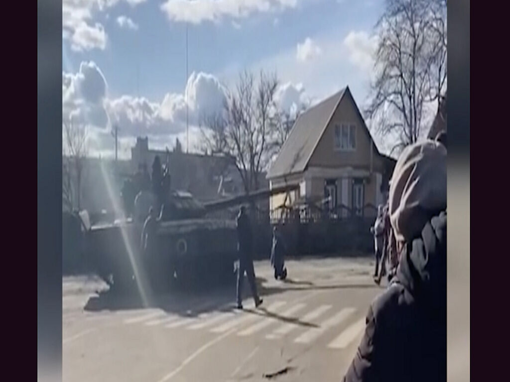 A Ukrainian stopped an entire column of military equipment, kneeling down in front of a Russian tank